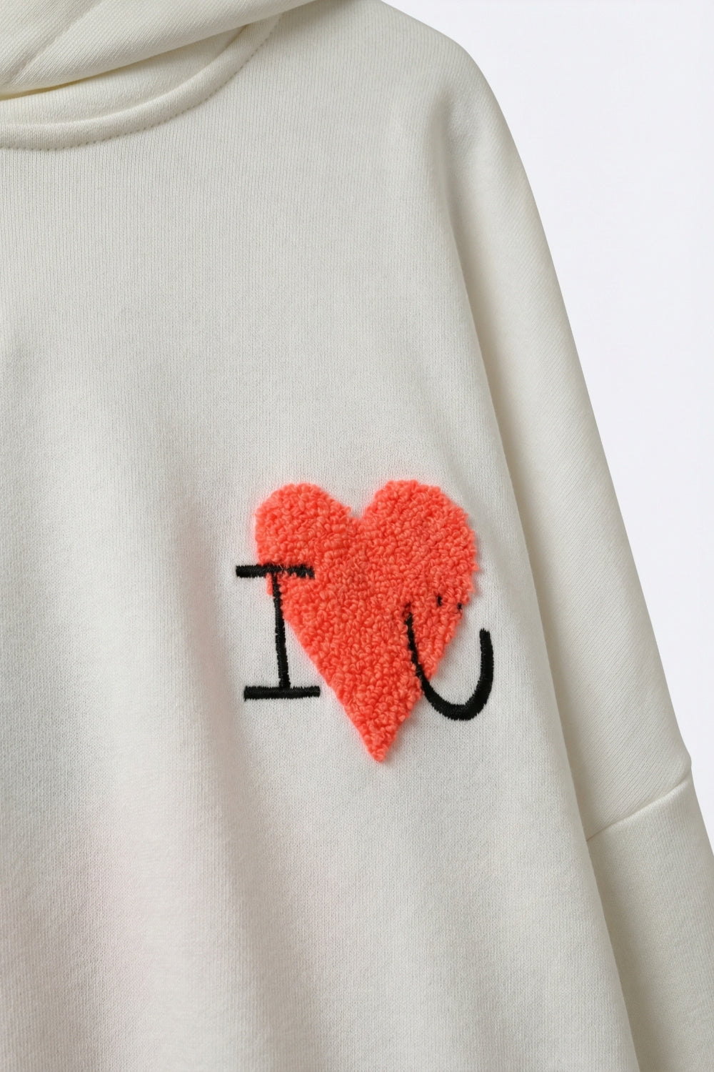 Camisola com capuz super macia em creme com gráfico de corações em bouclé