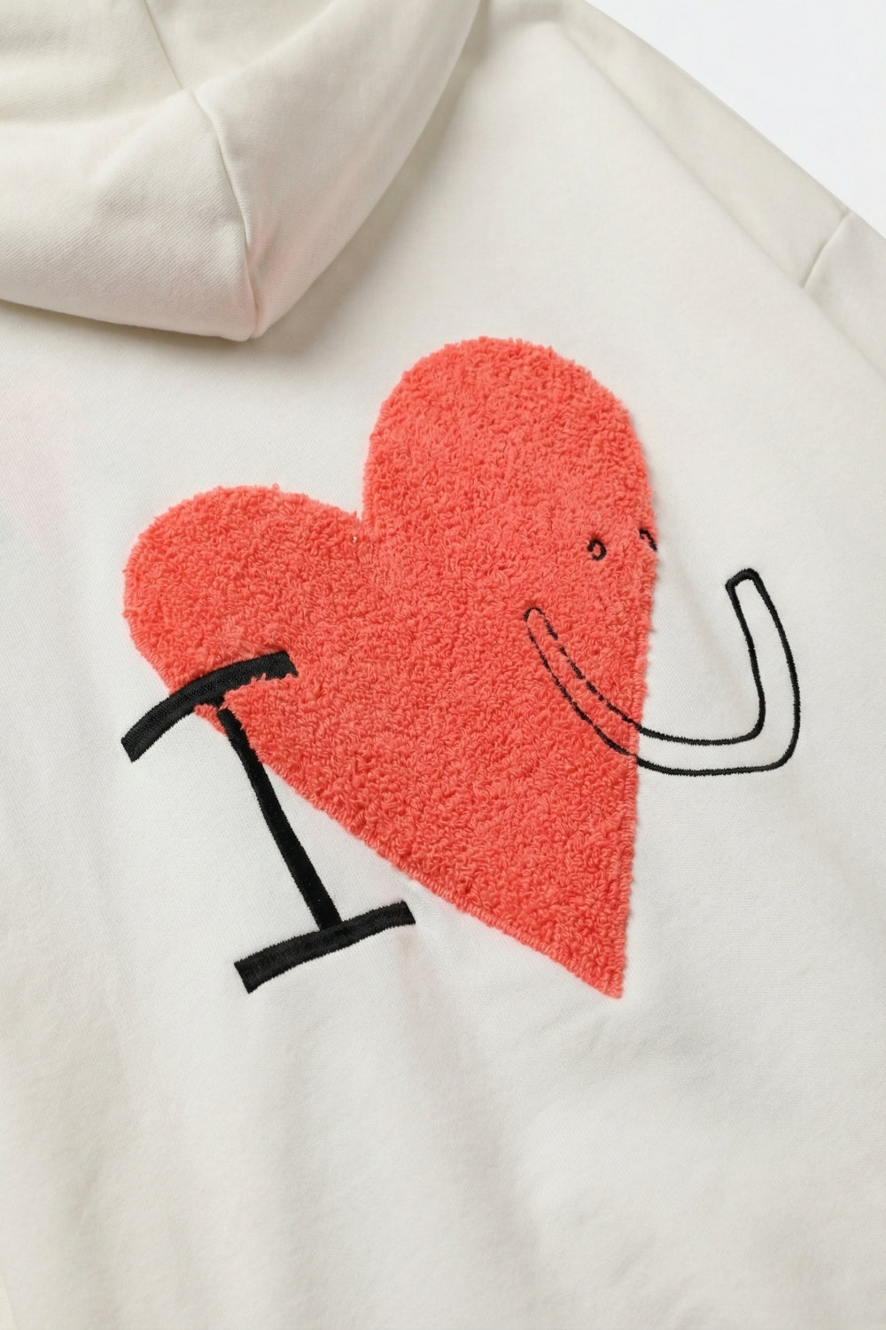 Camisola com capuz super macia em creme com gráfico de corações em bouclé