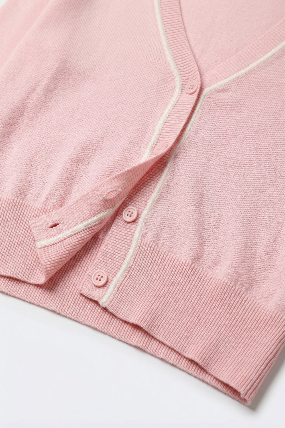 Casaco de malha fina cor-de-rosa com rebordo contrastante em branco