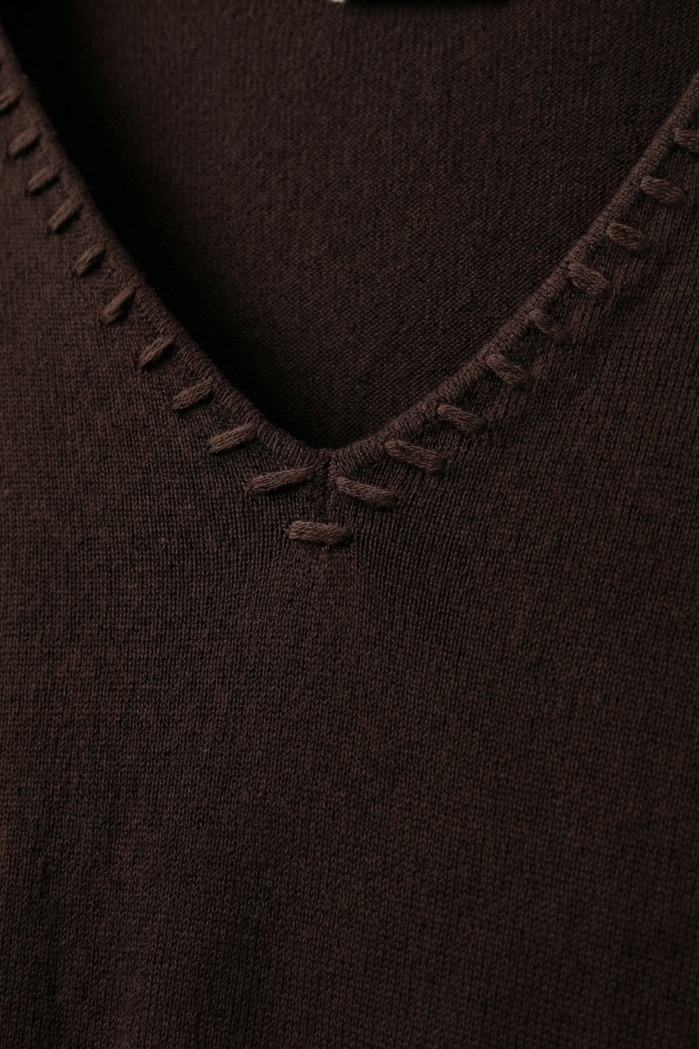 Camisola de malha fina com decote em V e pormenores decorativos no decote em castanho