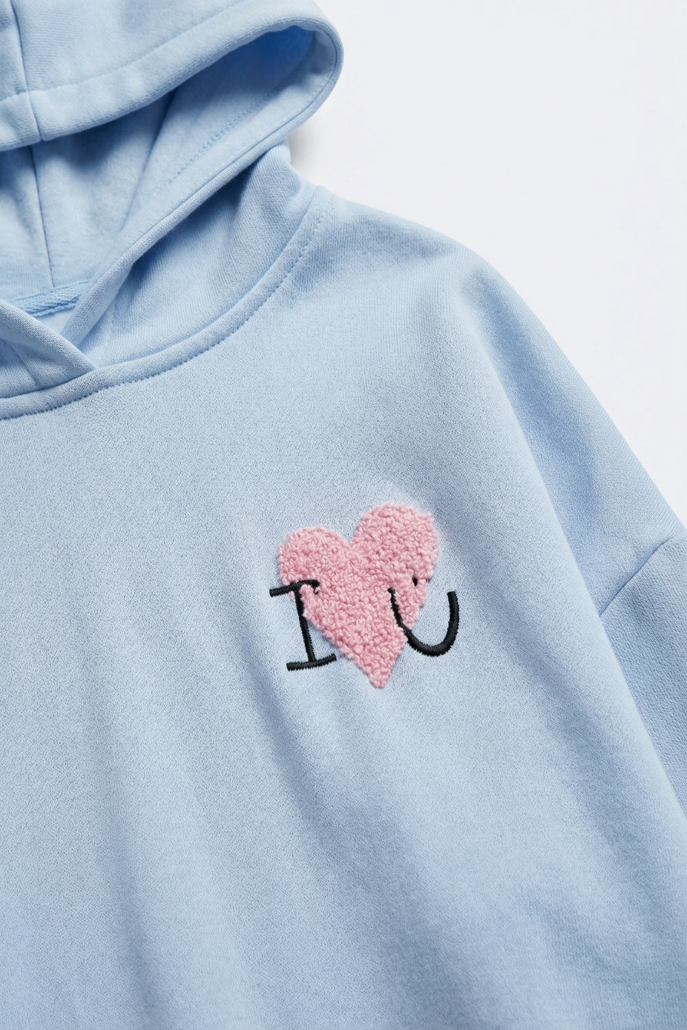 Camisola com capuz super macia azul bebé com gráfico de corações em bouclé