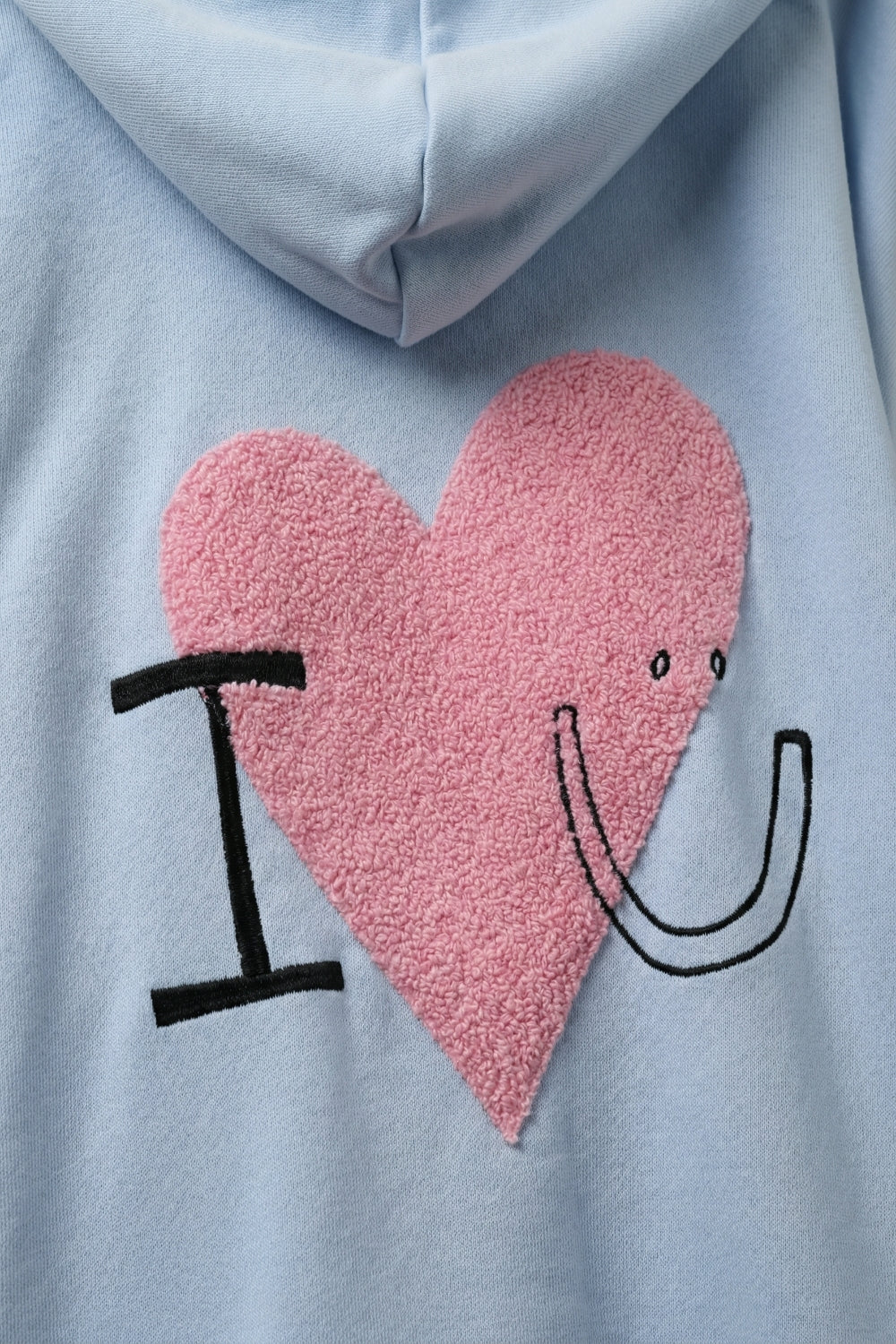Camisola com capuz super macia azul bebé com gráfico de corações em bouclé