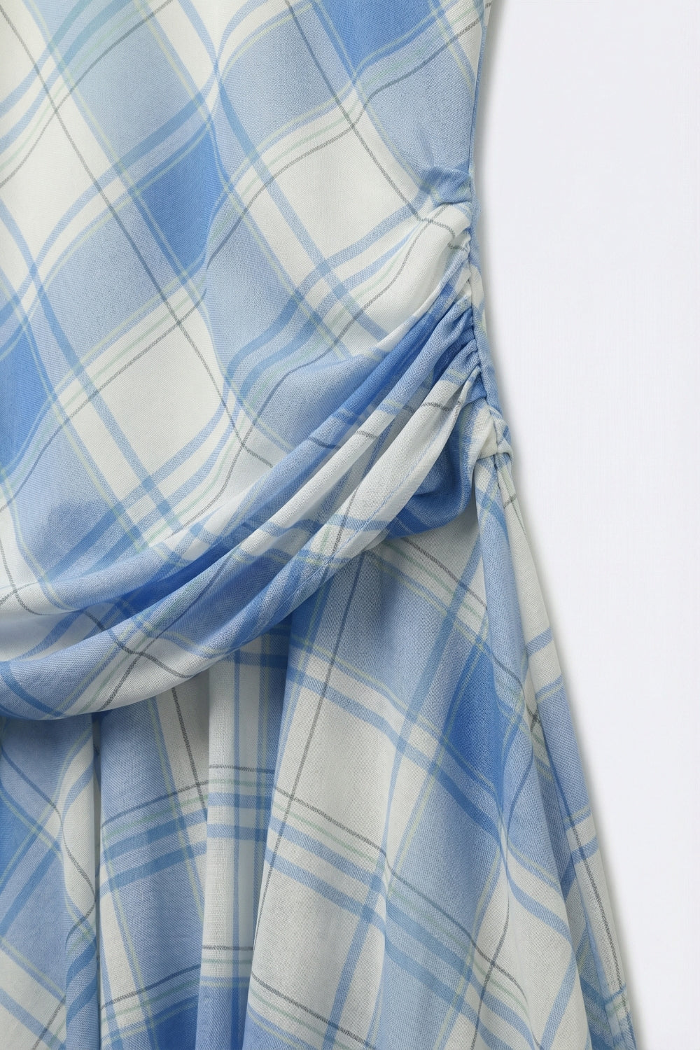 vestido assimétrico de manga comprida em tecido de malha azul