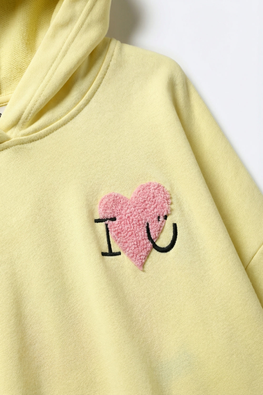 Camisola com capuz super macia amarela com gráfico de corações em bouclé