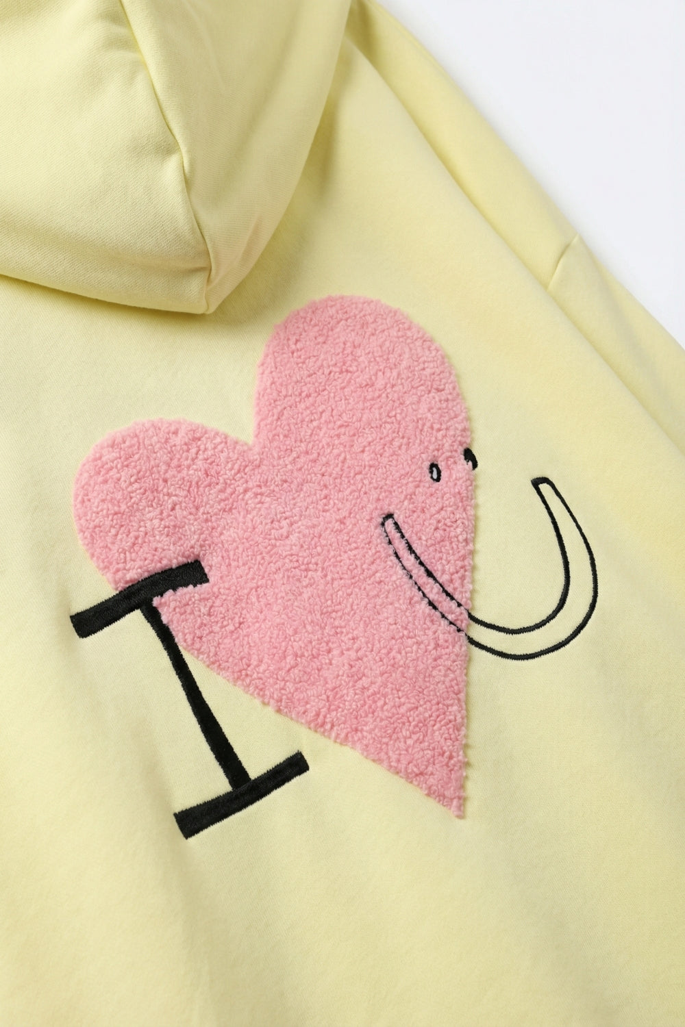 Camisola com capuz super macia amarela com gráfico de corações em bouclé