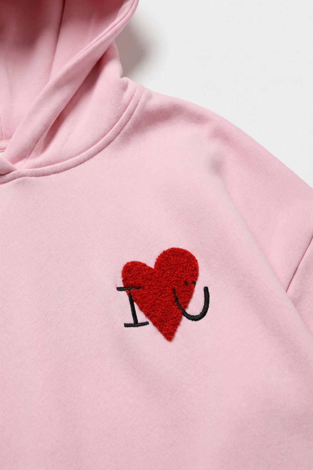 Camisola com capuz super macia rosa bebé com gráfico de corações em bouclé