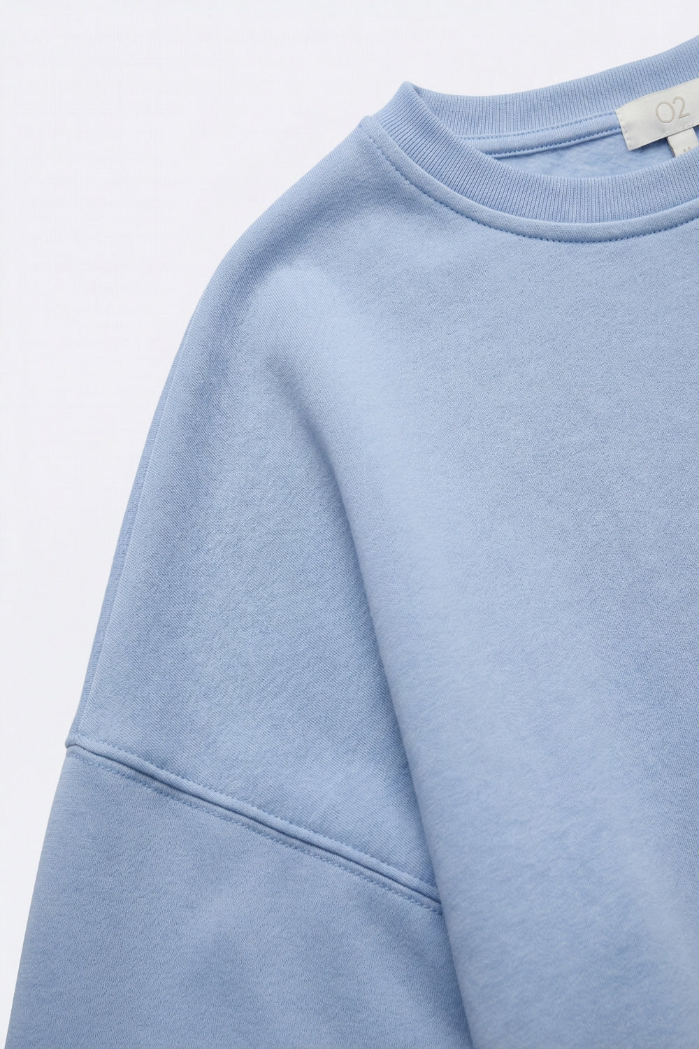Sweatshirt básica com gola redonda e ombros caídos em azul