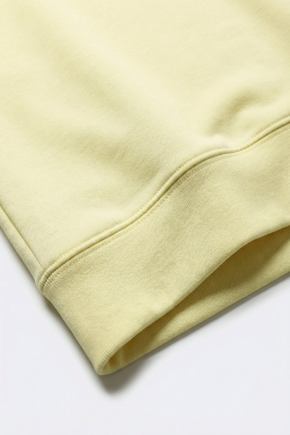 Sweatshirt básica com gola redonda e ombros caídos em amarelo