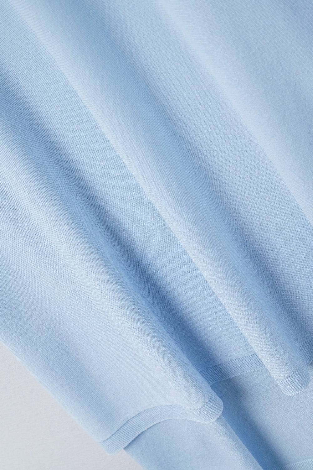 Camisola azul claro de tamanho grande com mangas até ao cotovelo