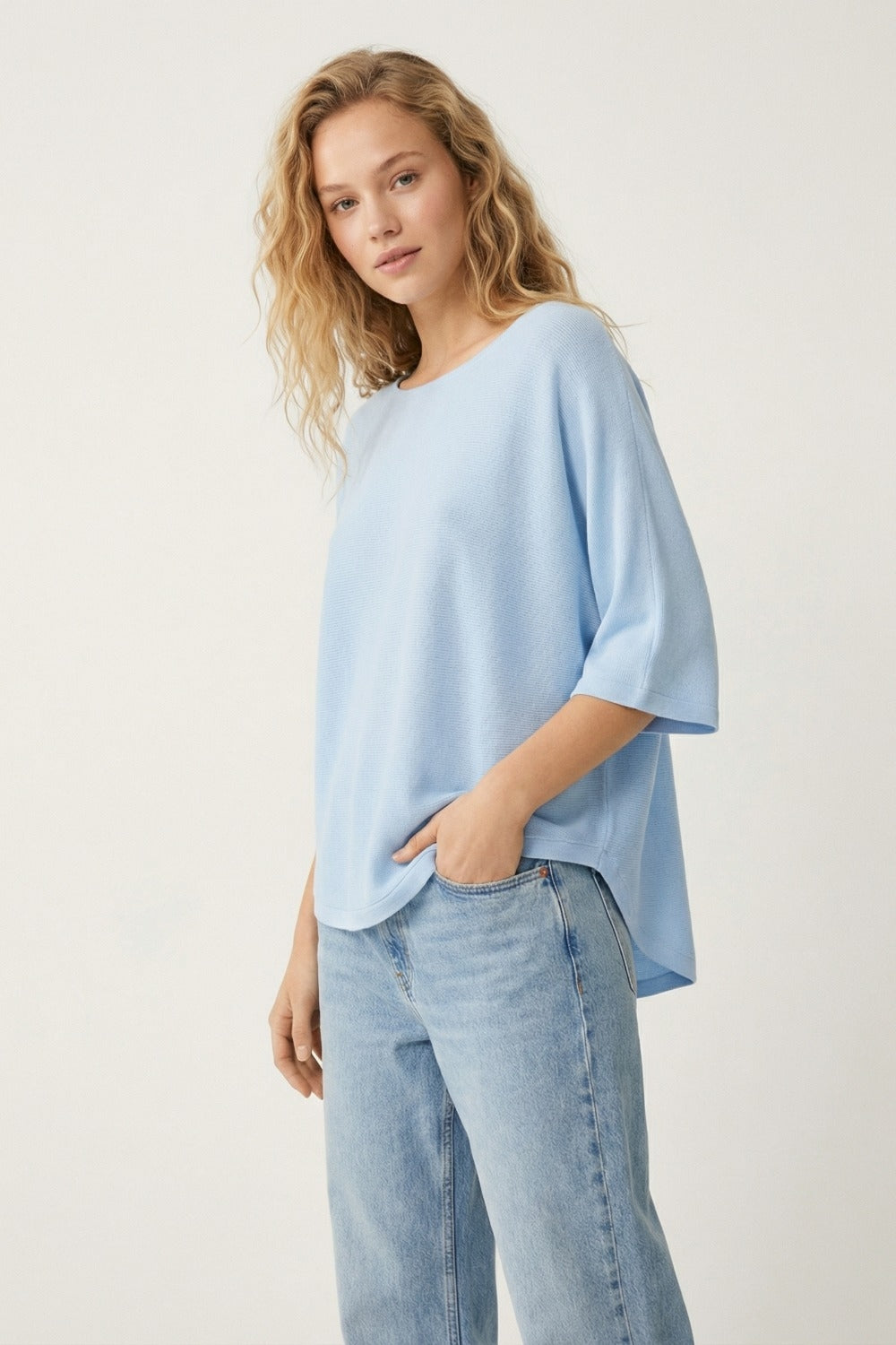 Camisola azul claro de tamanho grande com mangas até ao cotovelo