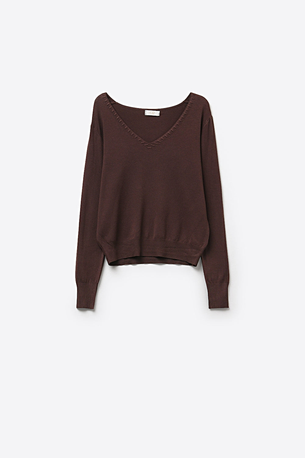 Camisola de malha fina com decote em V e pormenores decorativos no decote em castanho