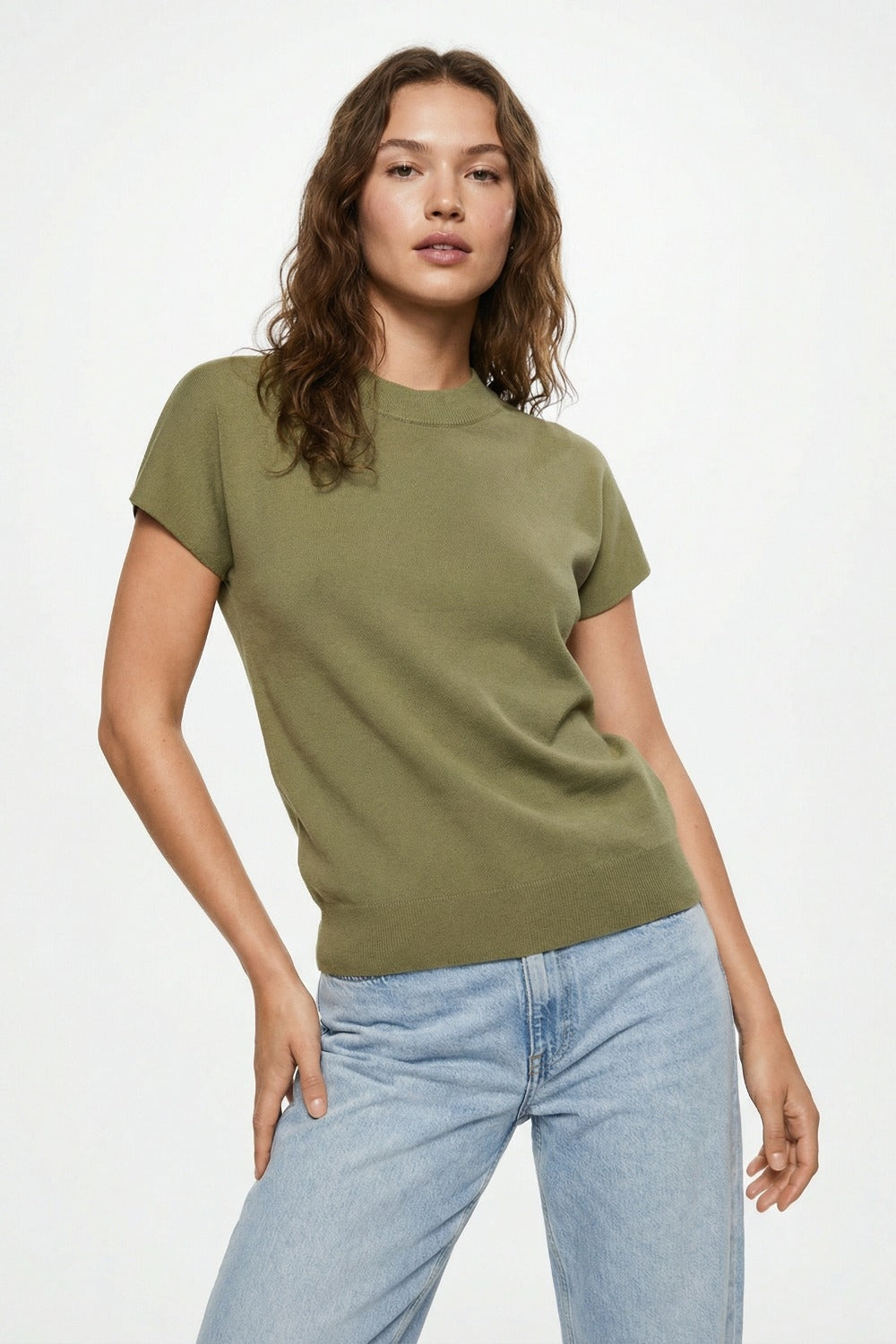 Camisola de gola alta caqui com mangas curtas ajustadas