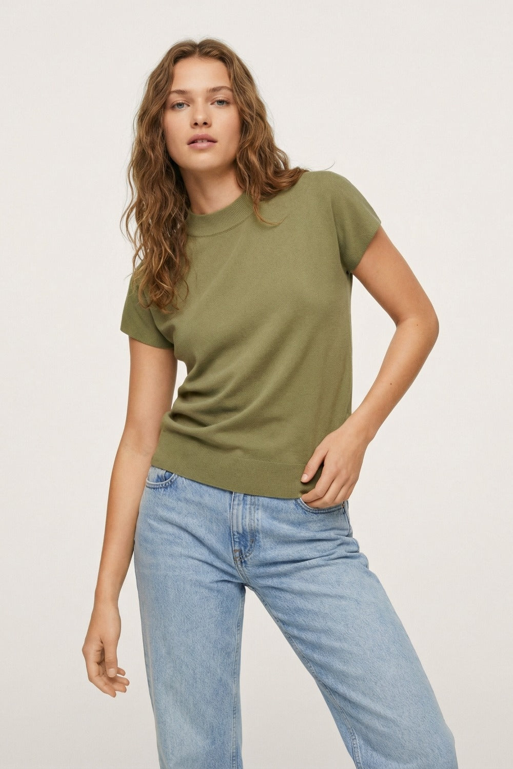 Camisola de gola alta caqui com mangas curtas ajustadas