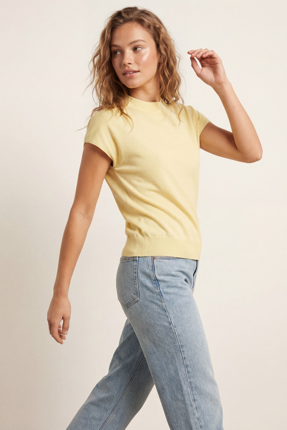 camisola amarela de gola alta com mangas curtas ajustadas
