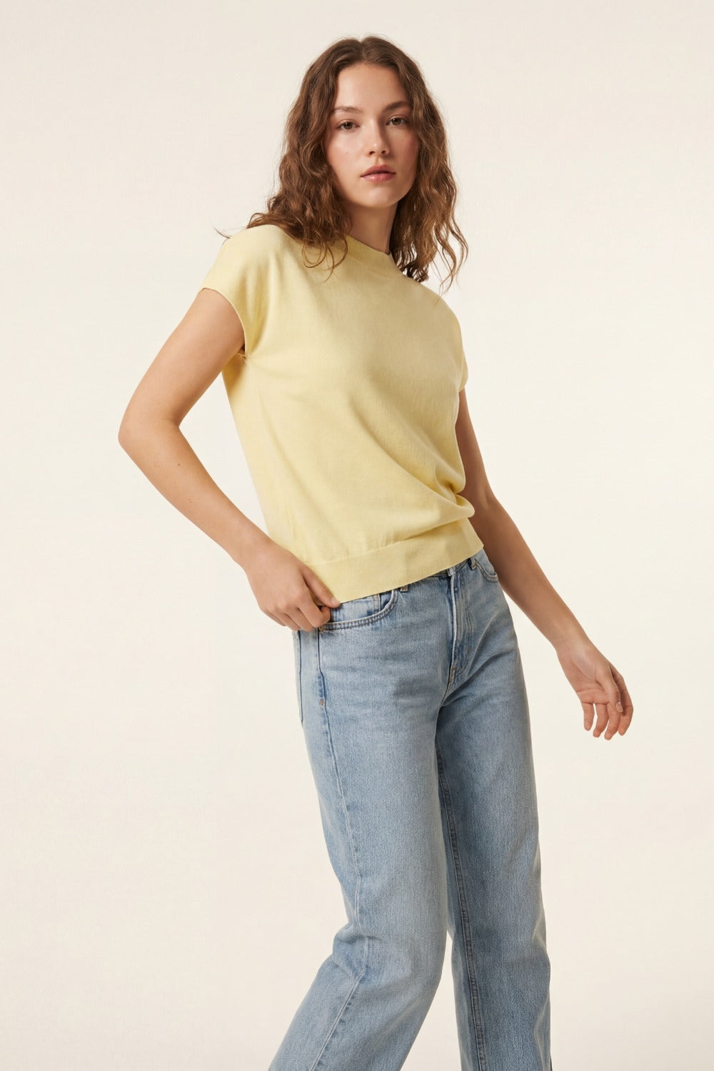 camisola amarela de gola alta com mangas curtas ajustadas