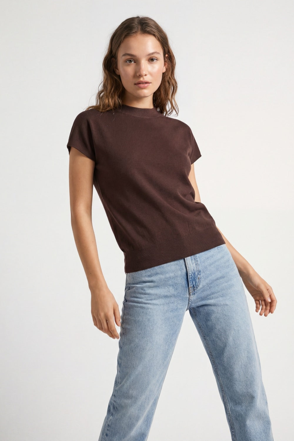 Camisola de gola alta castanha com mangas curtas ajustadas