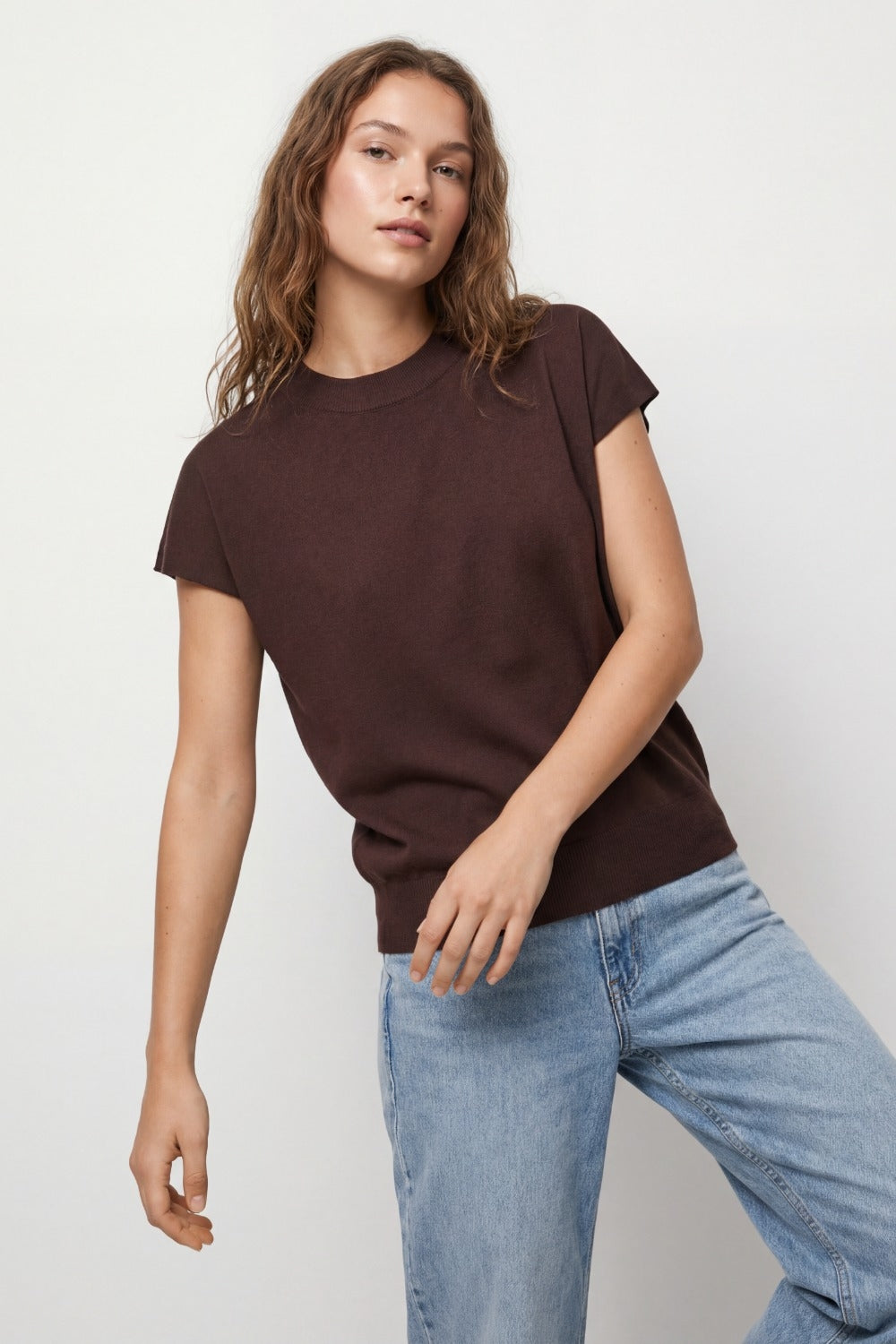 Camisola de gola alta castanha com mangas curtas ajustadas