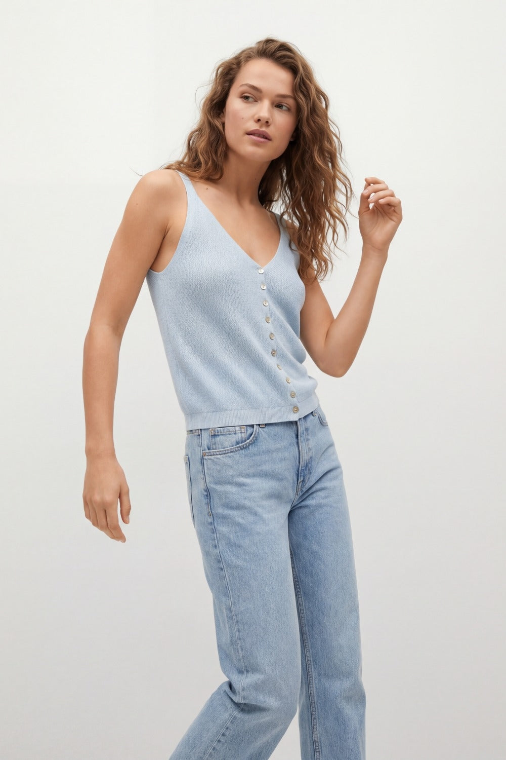 Top de malha com botões azul bebé