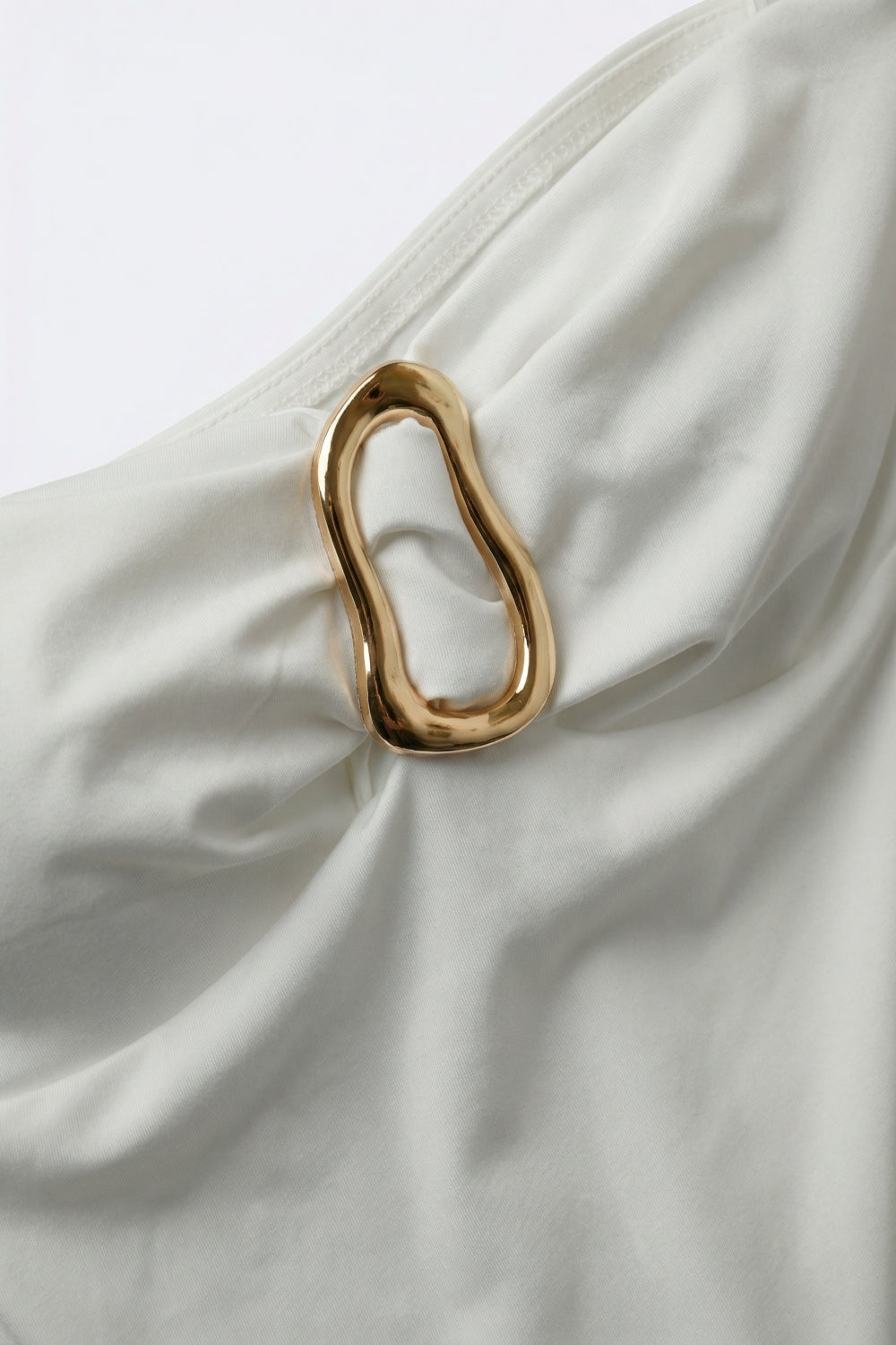 Bodysuit branco sem alças com pormenores dourados