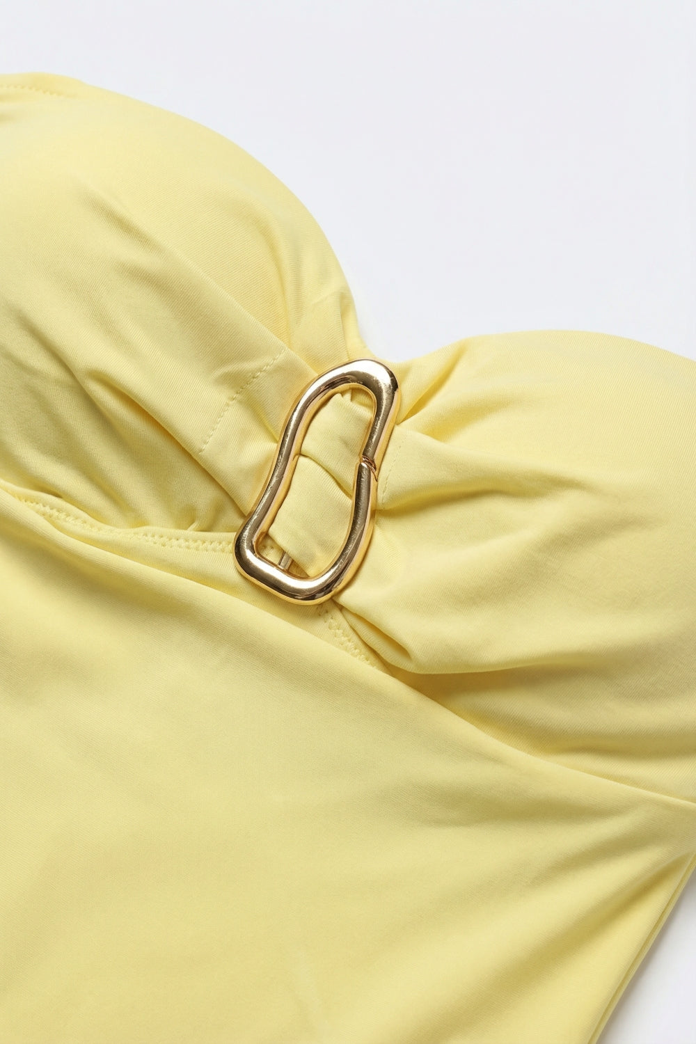 Bodysuit sem alças amarelo com pormenor de fivela