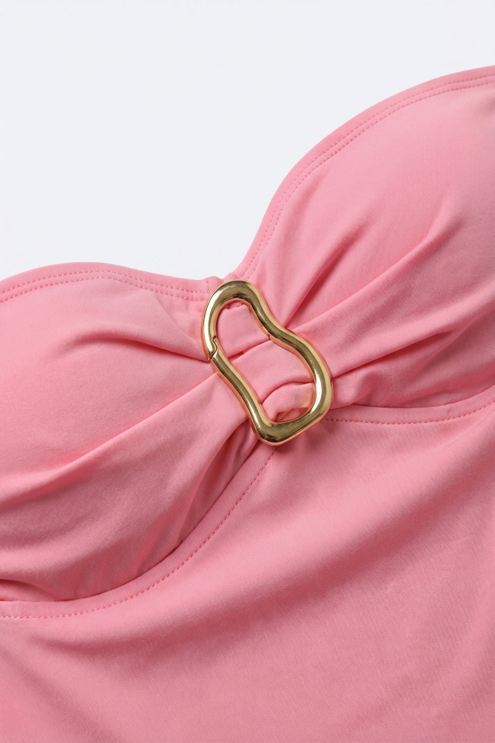 Bodysuit cor-de-rosa sem alças com pormenor de fivela para o verão