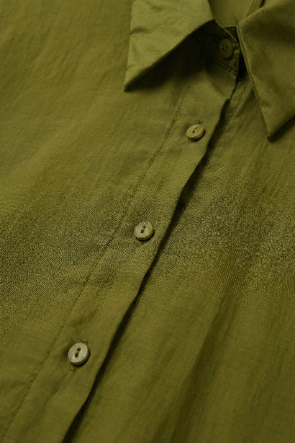 Camisa de cetim brilhante com corte descontraído em cor de azeitona