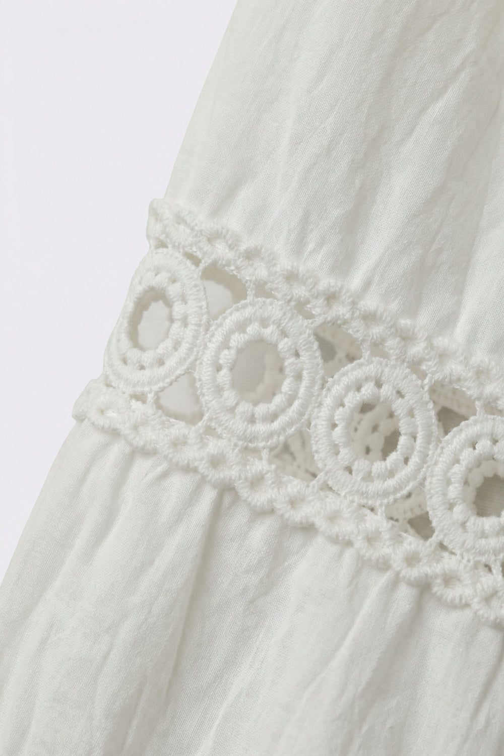 Blusa em Crochê com Detalhes de Renda e Botões na Frente em Branco