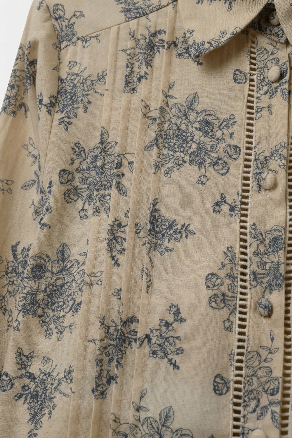 Camisa Bege com Estampa Floral e Detalhe de Crochê
