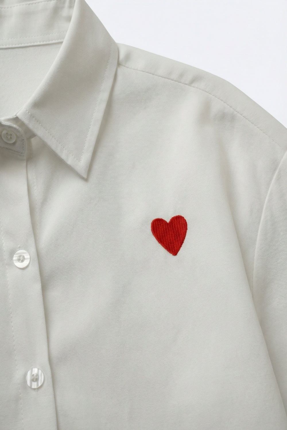 Camisa branca de algodão Oxford com pormenor de coração vermelho bordado