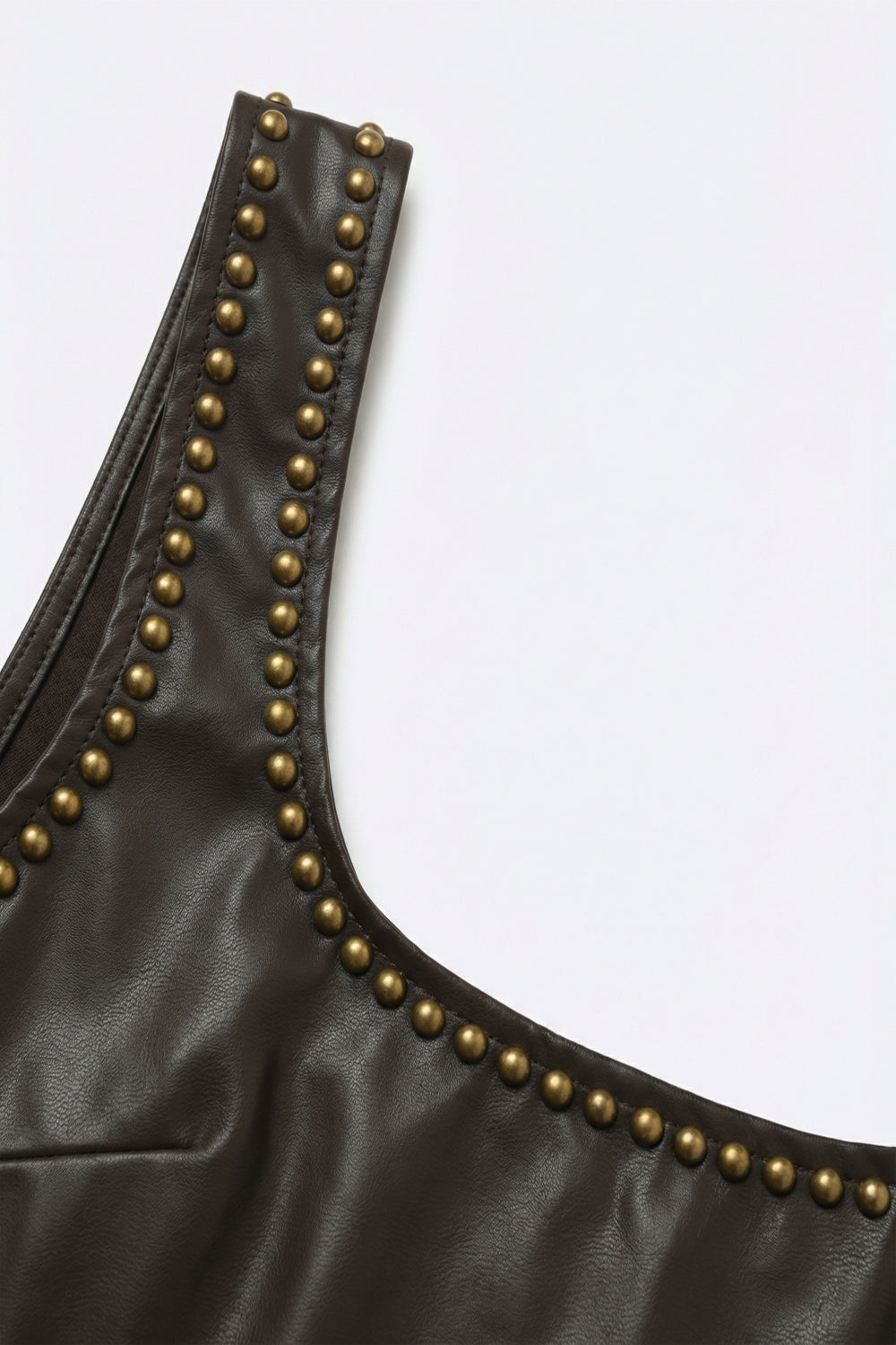 Bodysuit em pele sintética castanha com pormenores de tachas