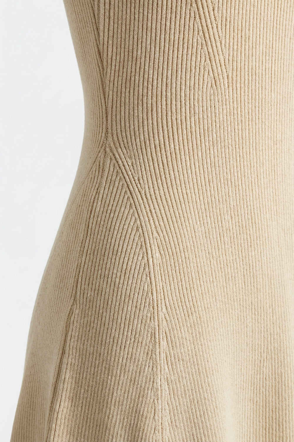 Vestido de malha canelada sem mangas justo e largo bege