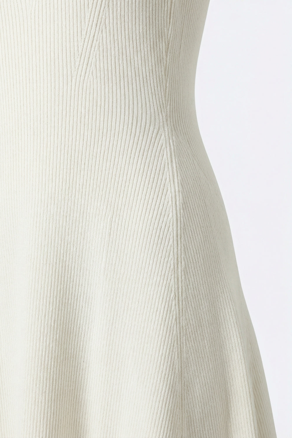 Vestido de malha canelada branco sem mangas justo e largo