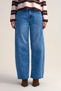 Calça de ganga direita estilo barrel com detalhe de costura no joelho