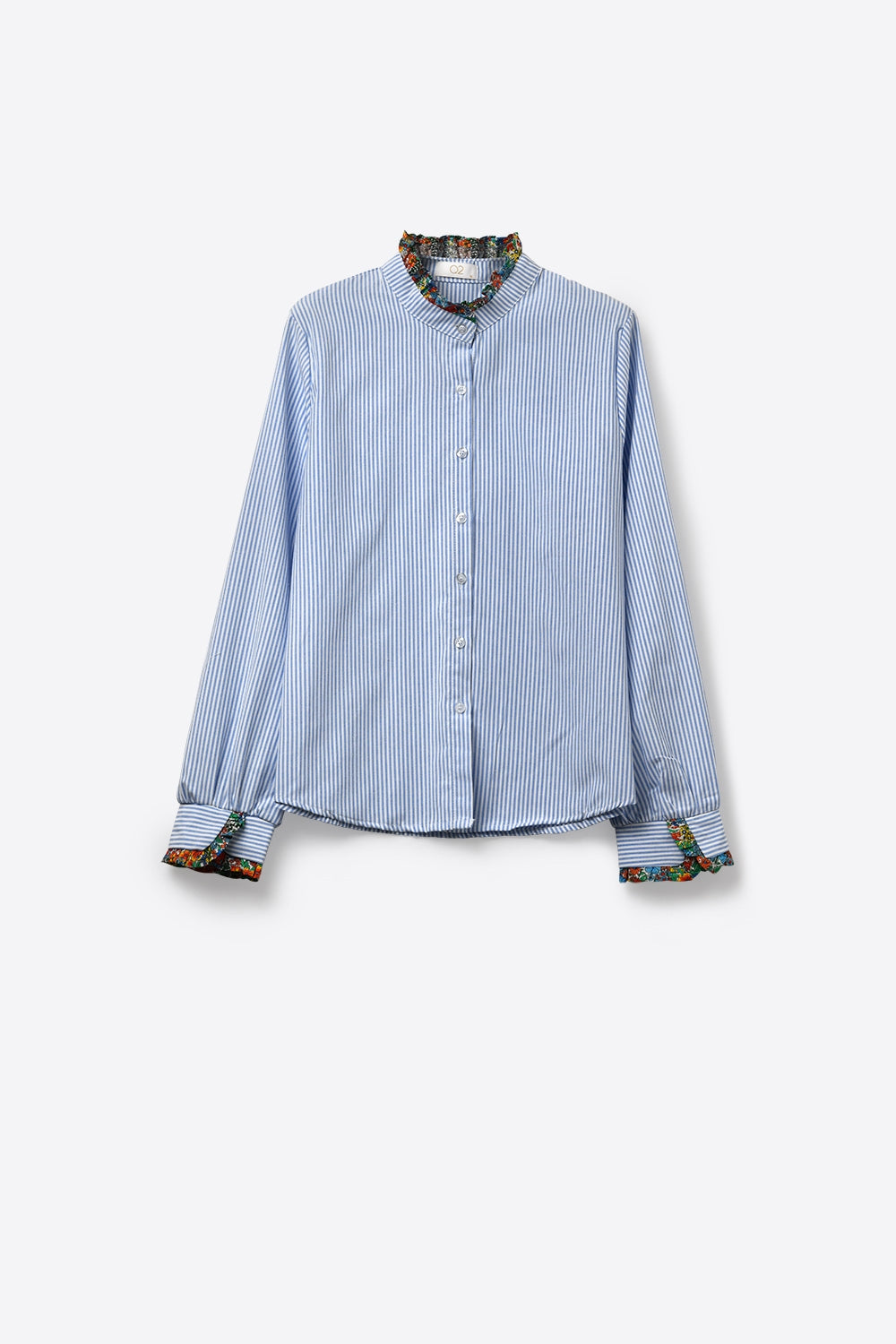 Camisa com botões às riscas azul-clara com adorno floral