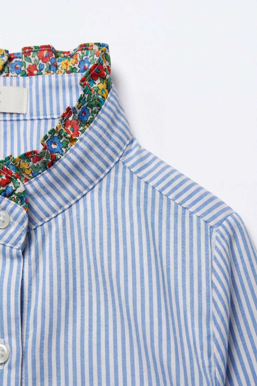 Camisa com botões às riscas azul-clara com adorno floral