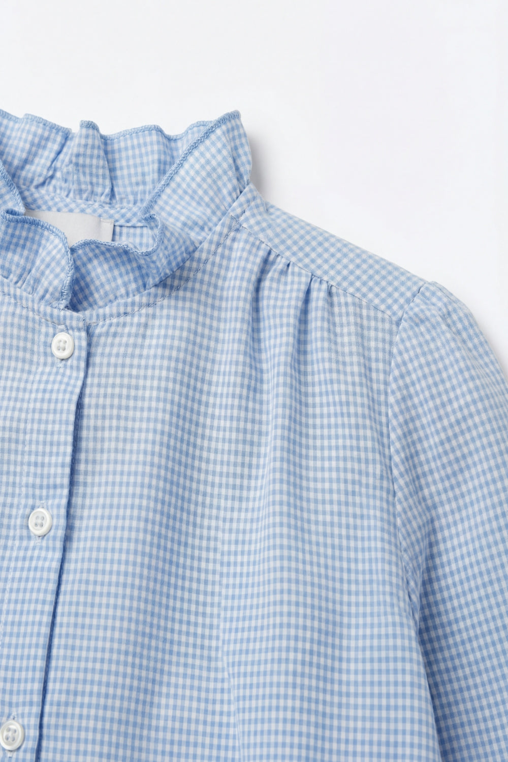 Camisa azul-clara com botões e gola canelada