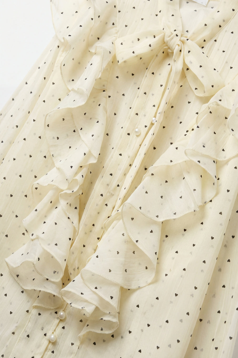 Blusa de bolinhas com folho à frente e punhos com folhos