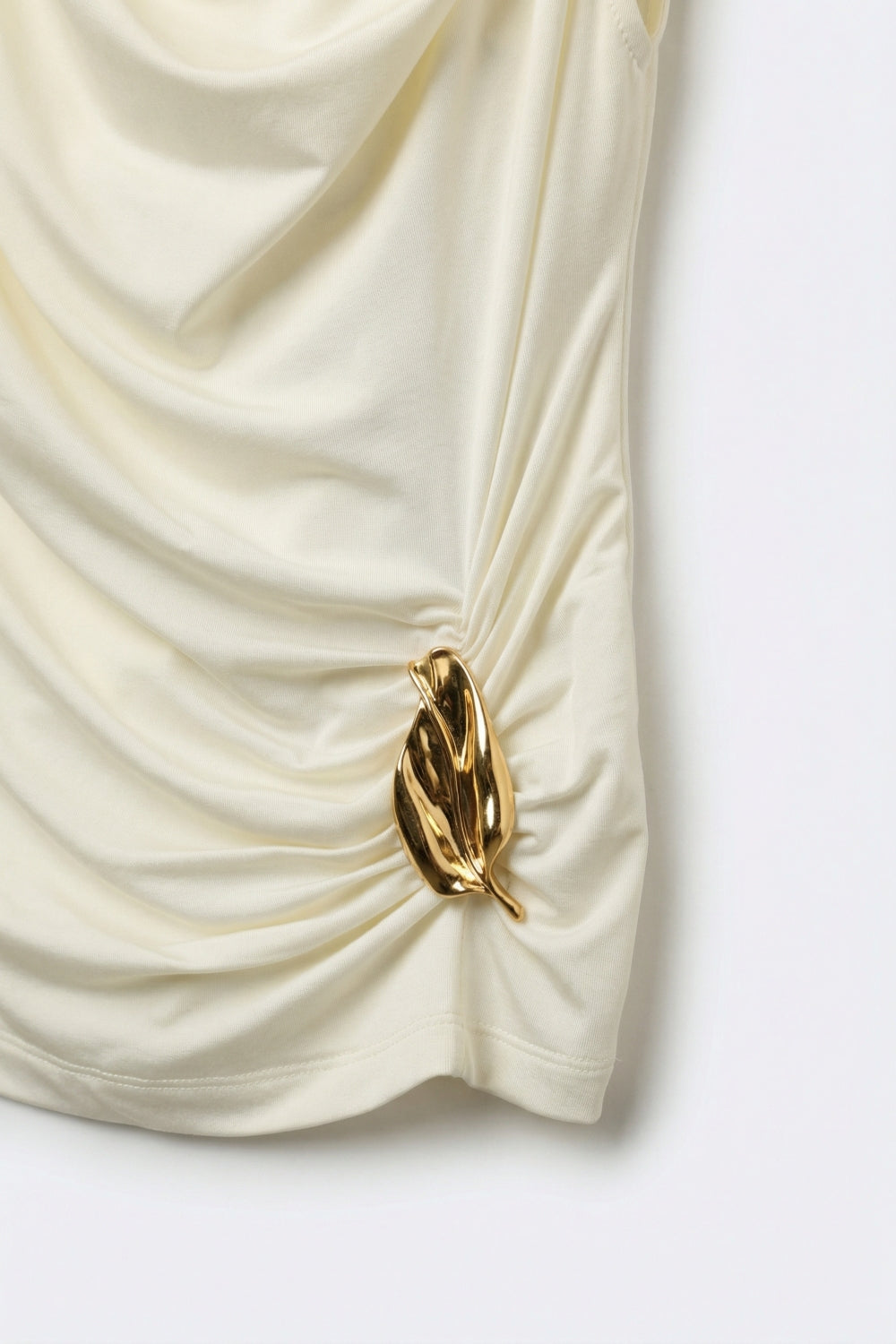 Top Creme Sem Mangas com Detalhe Metálico Dourado