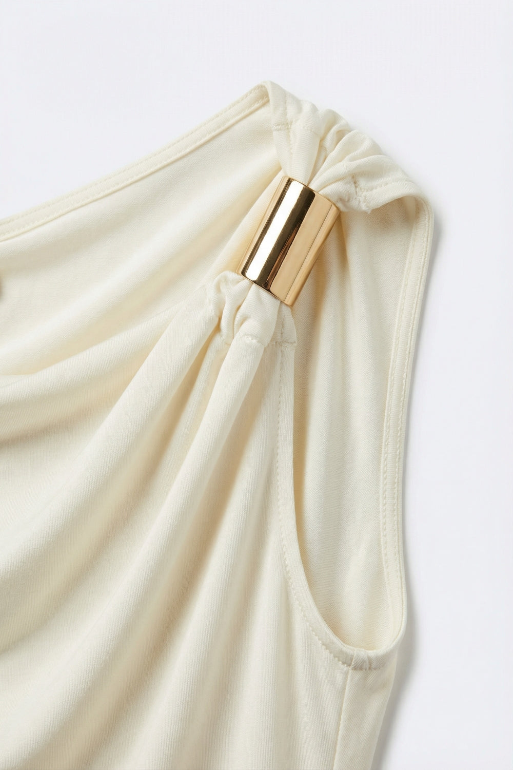 Blusa de uma manga creme em viscose elástica com detalhe dourado