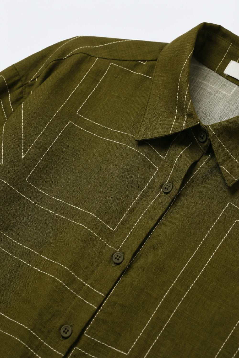 Camisa em tecido fluido fino de cor verde-oliva com estampado gráfico