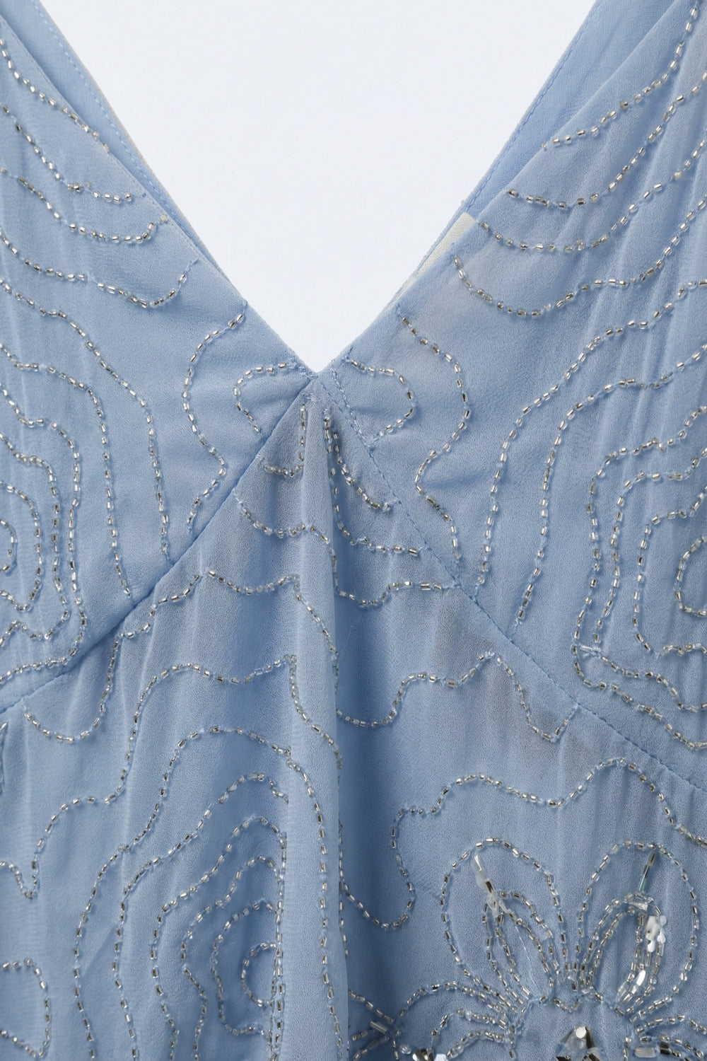 Top de Chiffon Azul Claro com Bainha Assimétrica e Enfeite de Contas
