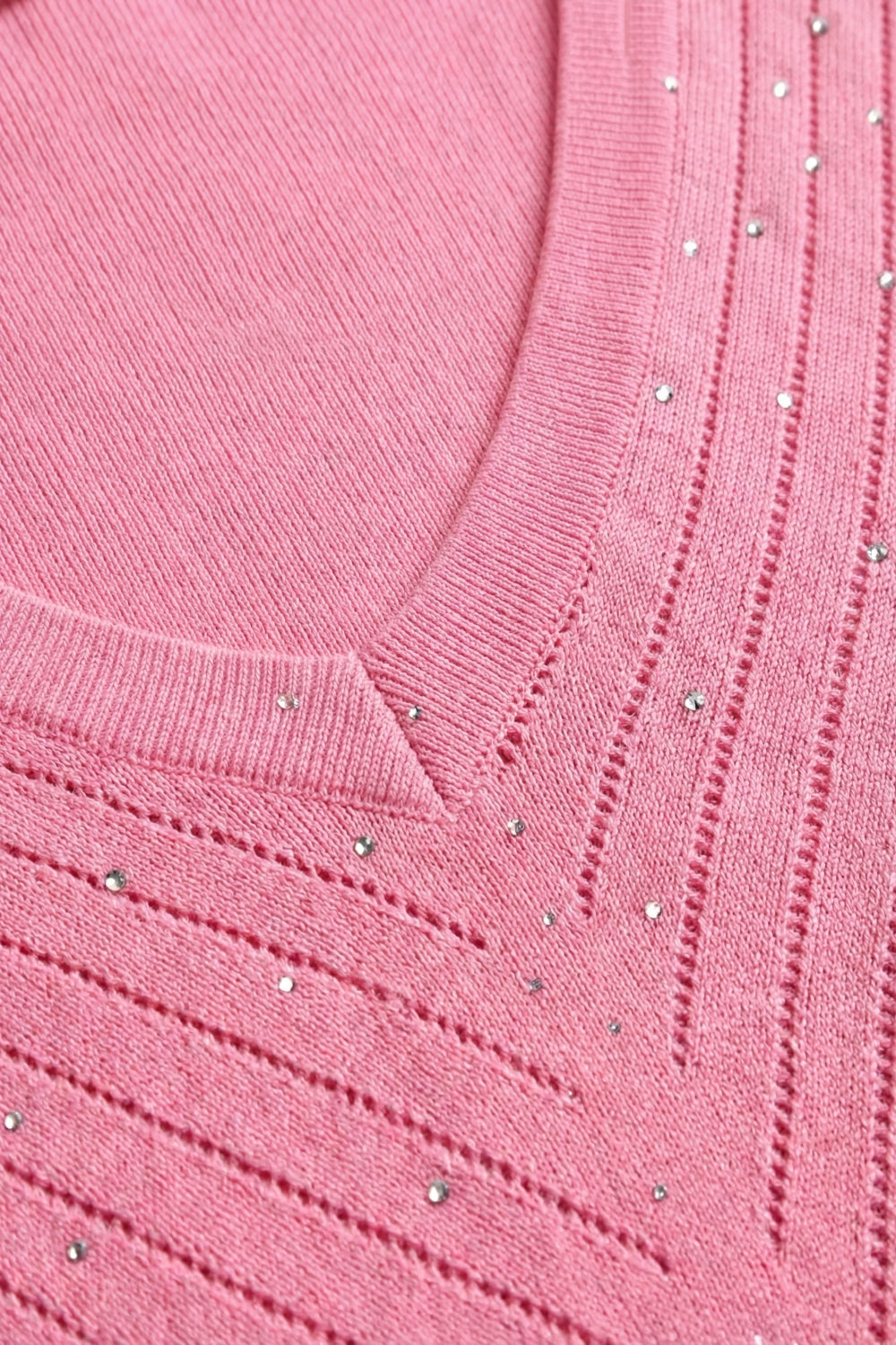 Camisola rosa com decote em V e pormenores subtis de brilho