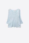 Camisola de malha azul clara com decote em V e pormenores brilhantes