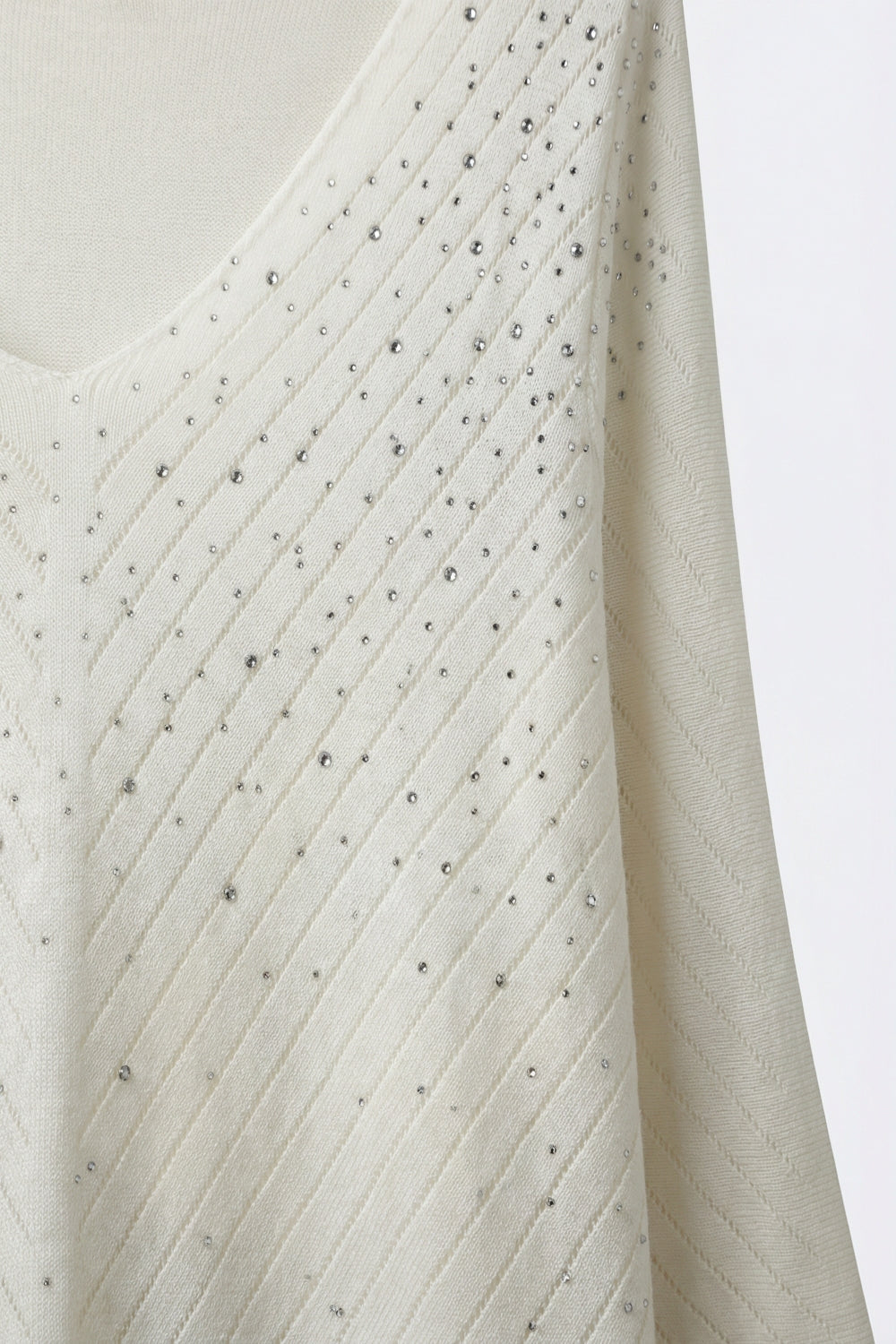 Camisola de malha branca com decote em V embelezada