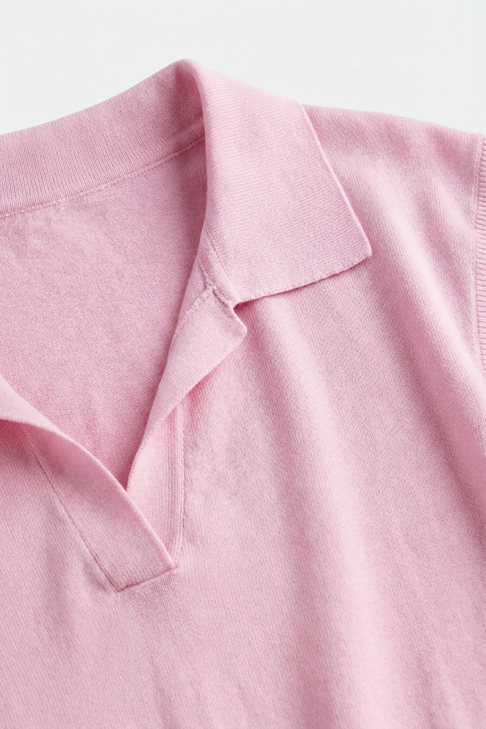 Polo leve de malha rosa com mangas curtas