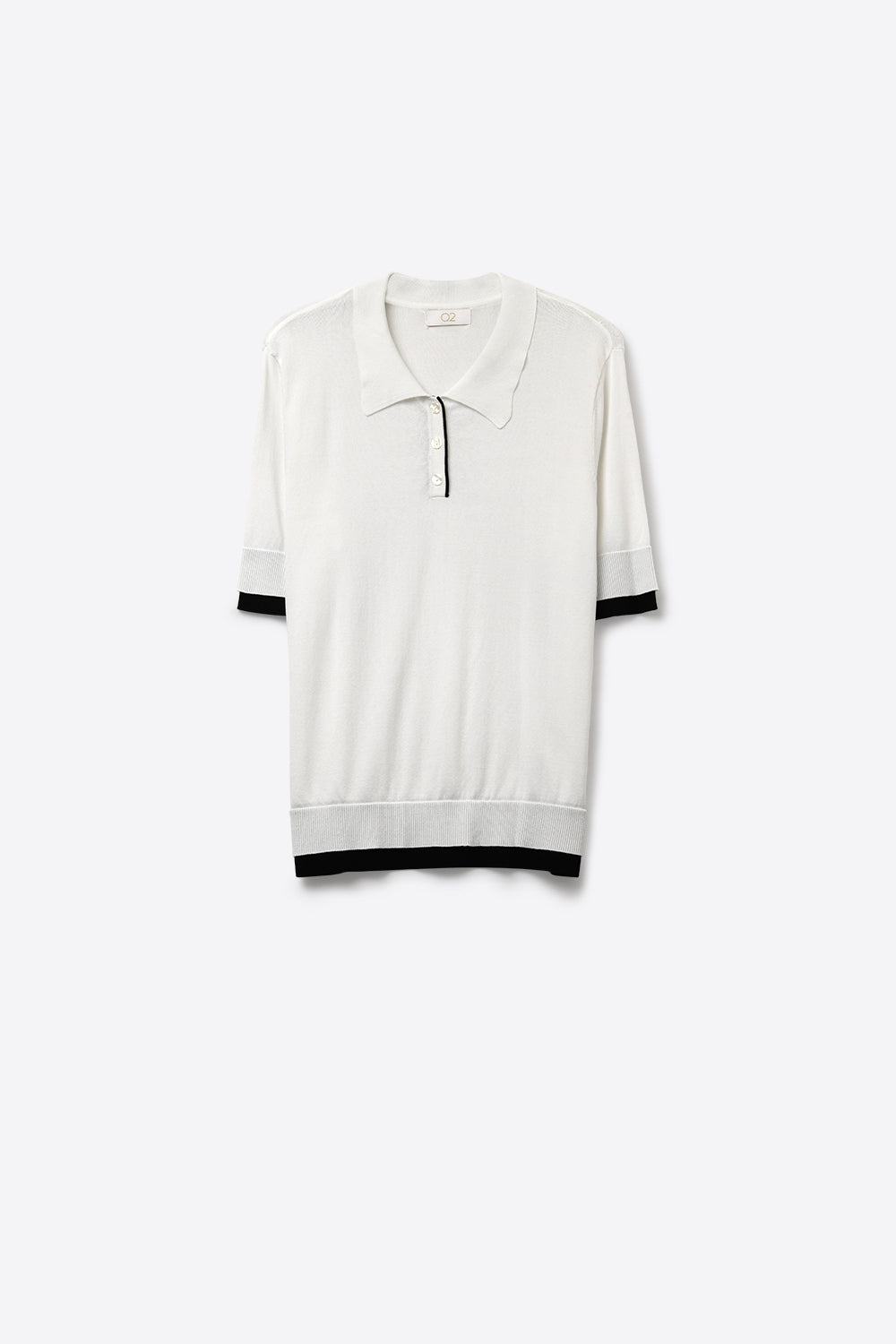 Camisola polo branca com pormenor de guarnição preto