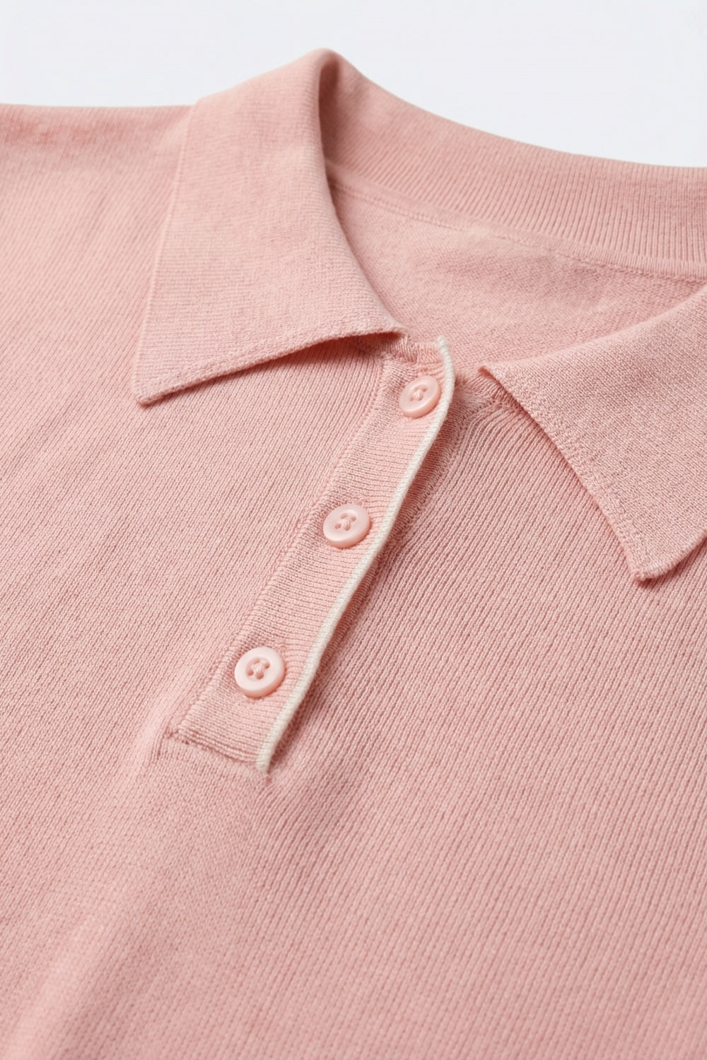 Camisola de malha polo cor-de-rosa com pormenores de acabamento em branco