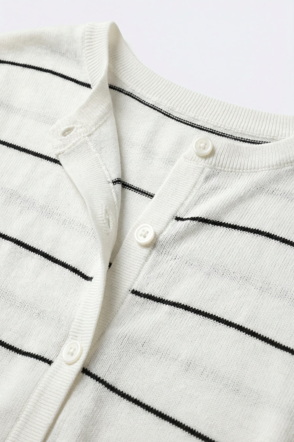 Cardigan de Malha Branca com Listras e Botões na Frente de Manga Curta