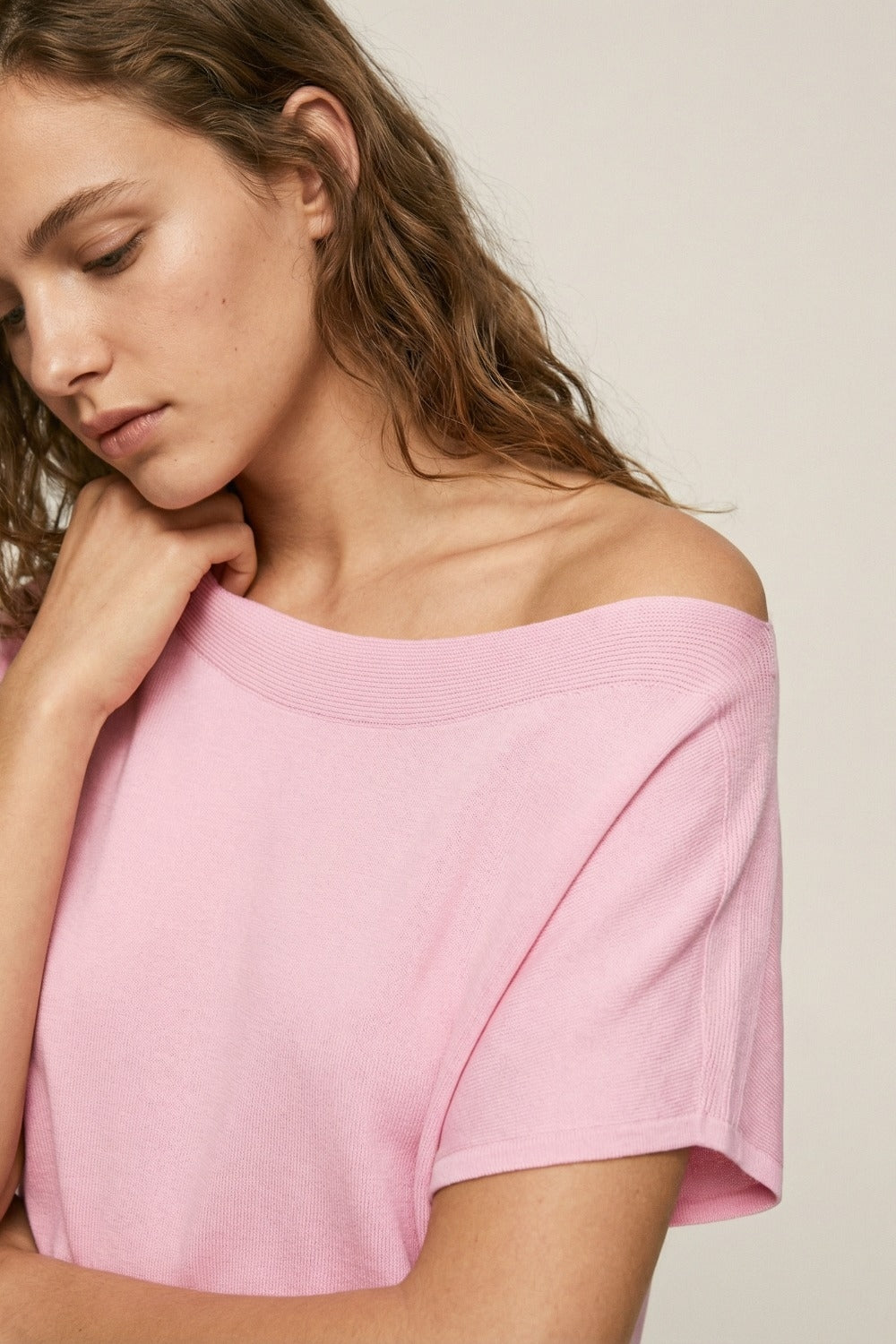 Camisola descontraída com gola redonda rosa bebé e mangas descaídas
