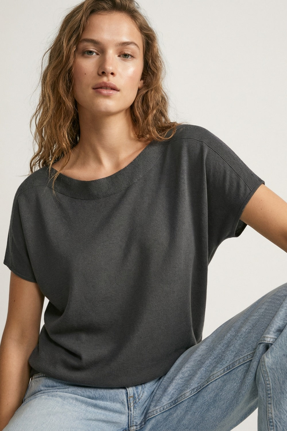 Camisola preta descontraída com gola alta e mangas descaídas